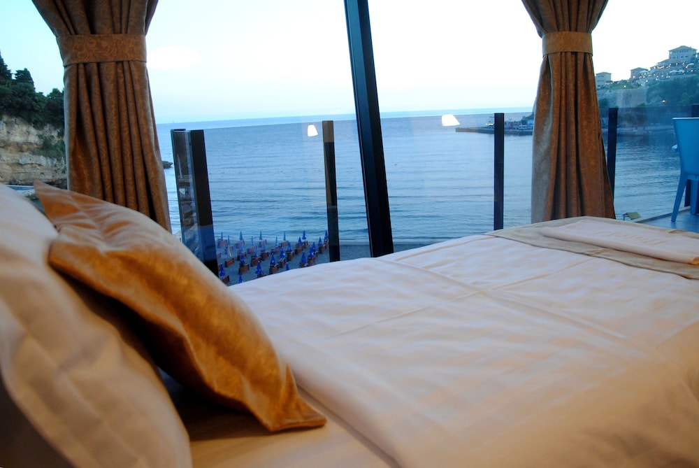 Two-Bedrooms Apartment with Balcony Sea View