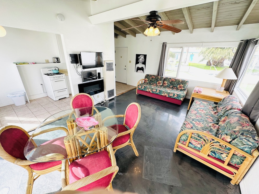 One Bedroom King Patio-Garden Bungalow Kitchen photo 2