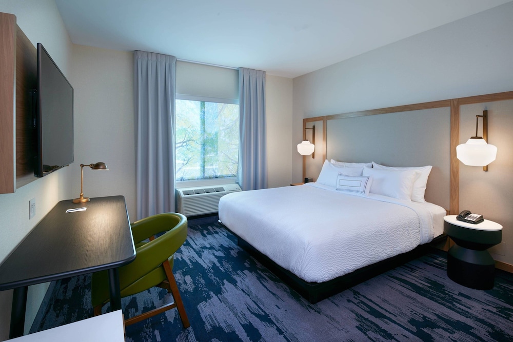 Room, 1 King Bed (Mobility/Hearing Access, Roll-In Shwr) photo 1