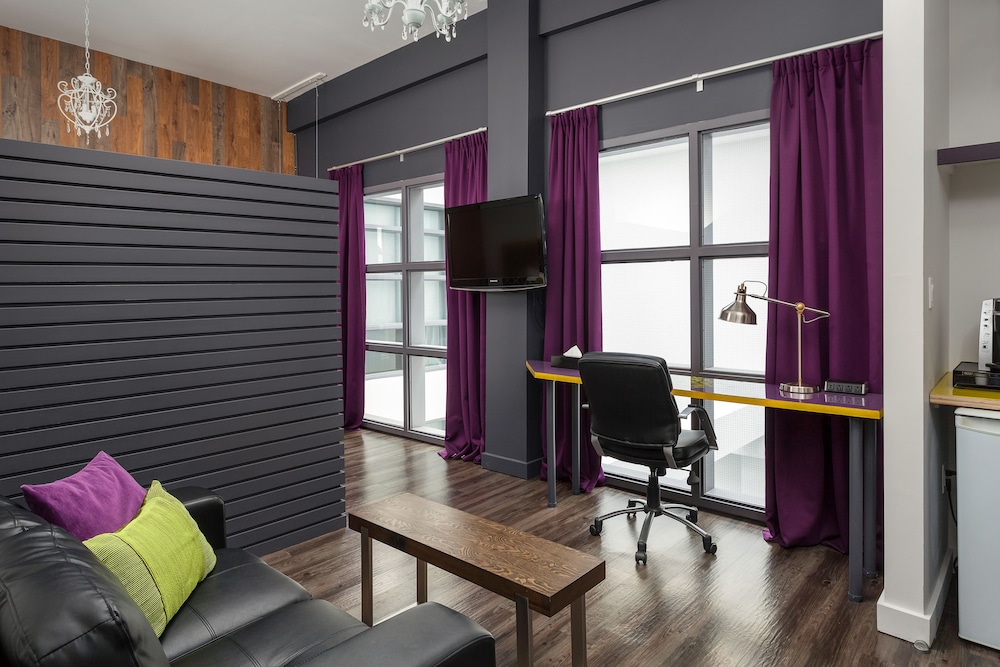 Marvelous Room, Studio Suite, Queen Bed, Courtyard View photo 1