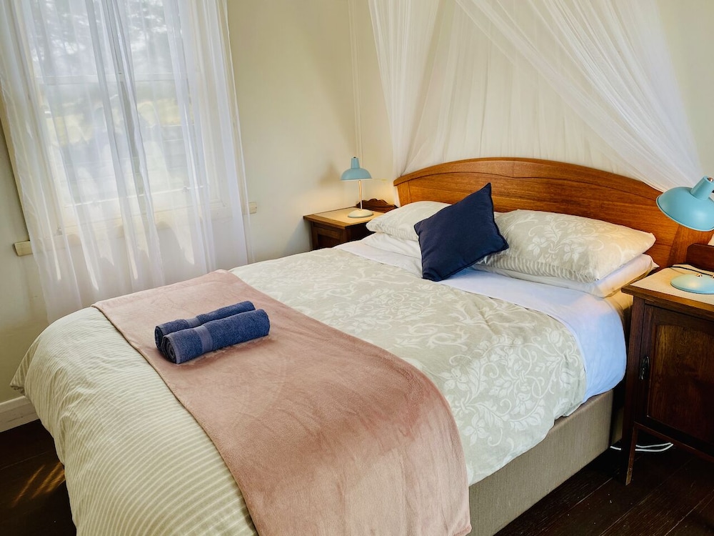 Seacroft Room 17, 1 Queen bed, Ocean view