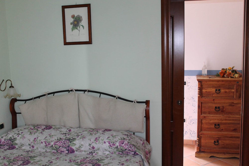 Basic Double Room, 1 Double Bed, Mountain View (Positano) photo 1