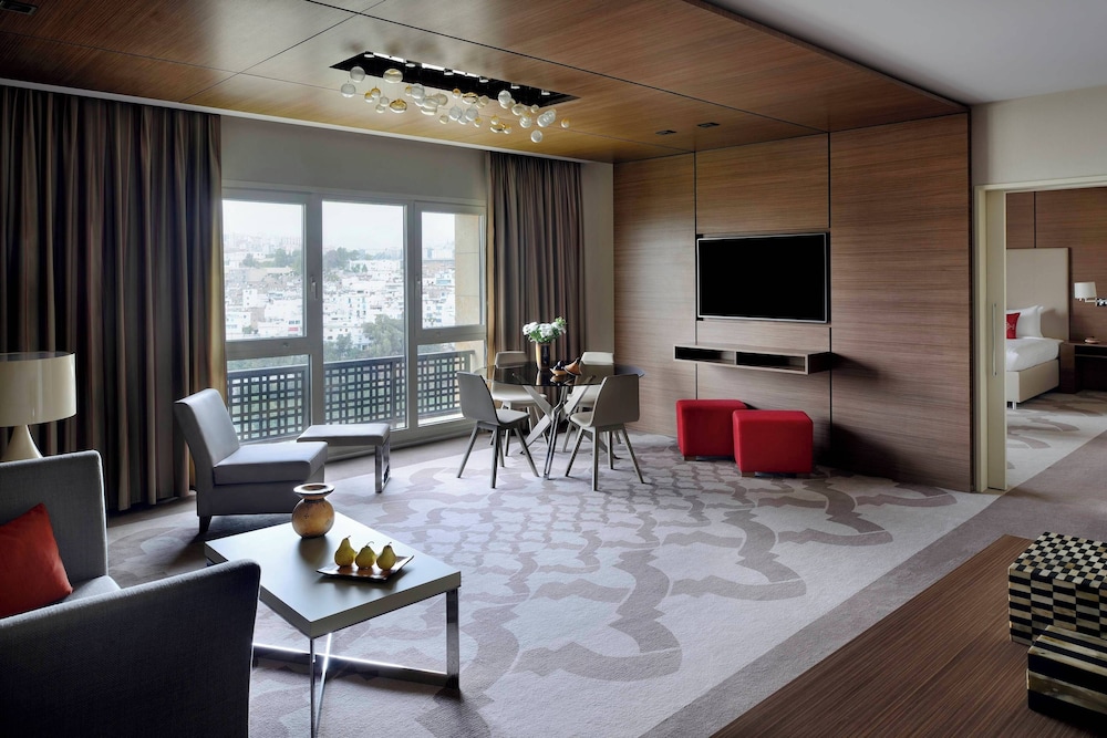 Executive Suite, 1 King Bed with Sofa bed, Smoking photo 3