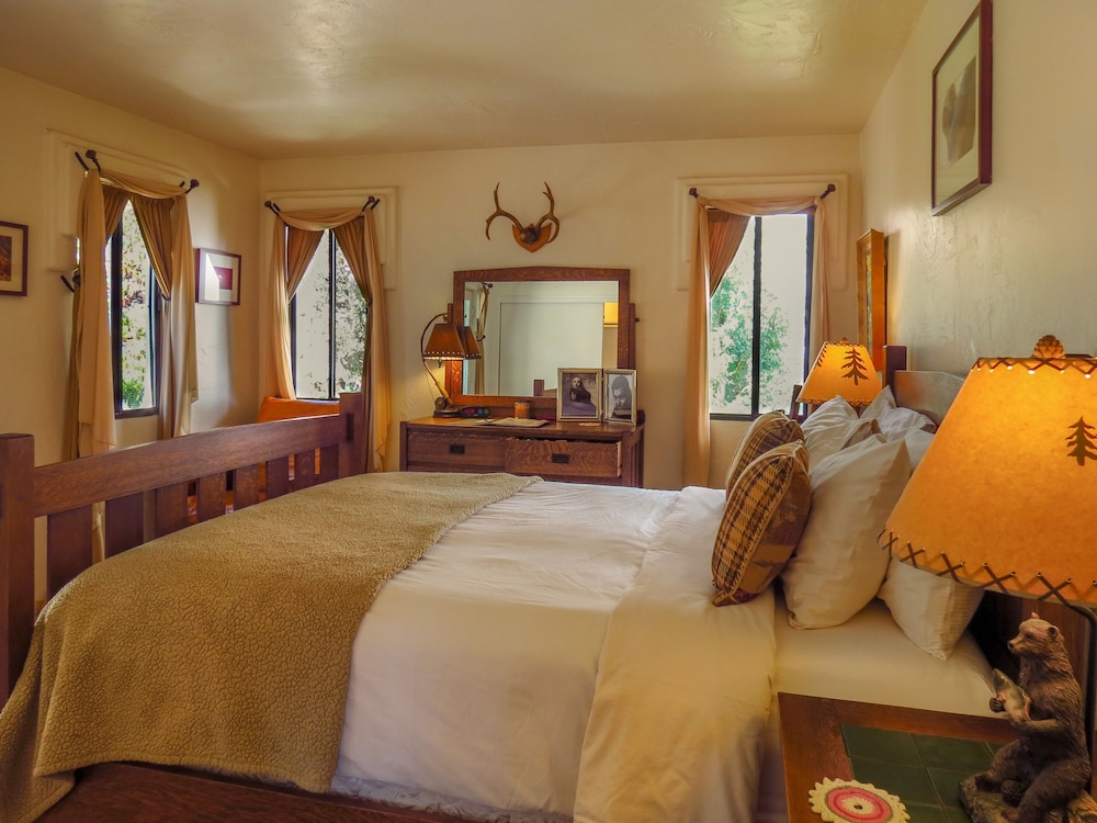 Room (Four-Poster Queen with Patio) photo 1
