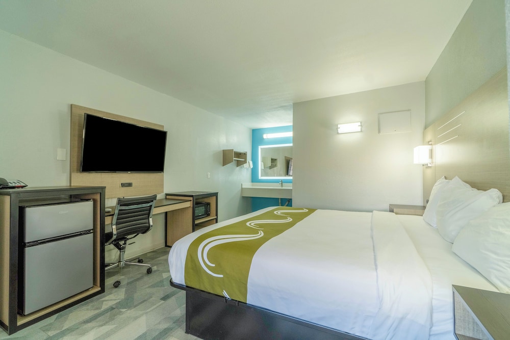 Room, 1 King Bed, Non Smoking - Photo 6