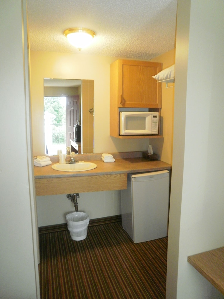 Standard Room, 1 Queen Bed photo 2