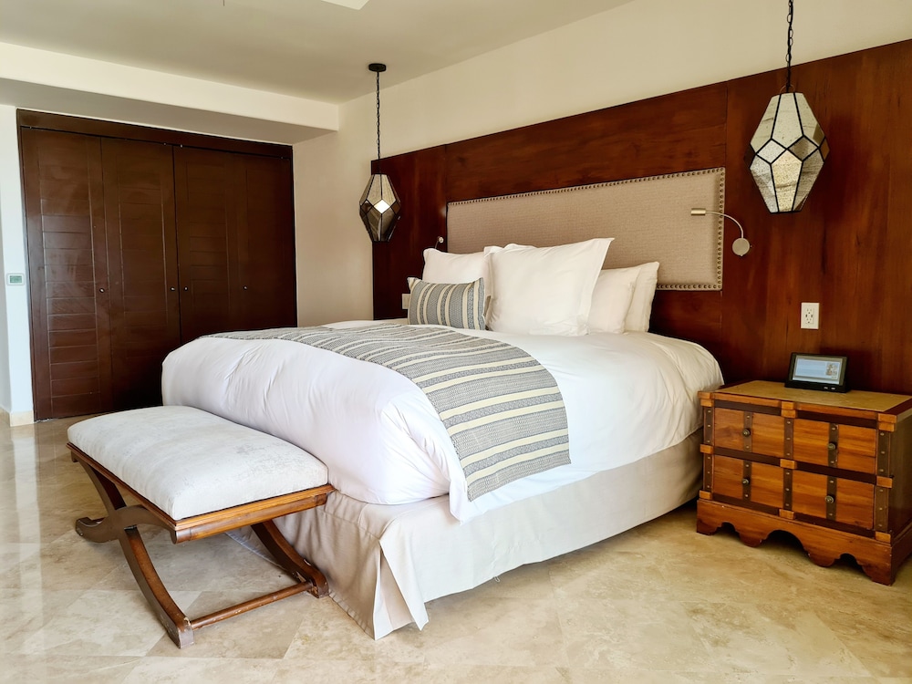 Luxury One Bedroom Suite Ocean View