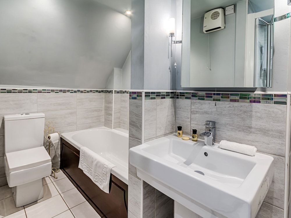 Classic Double Room, Ensuite (The Chestnut) photo 2