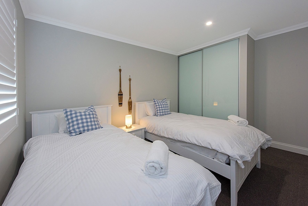 Deluxe House, 4 Bedrooms, Non Smoking, Kitchen photo 2