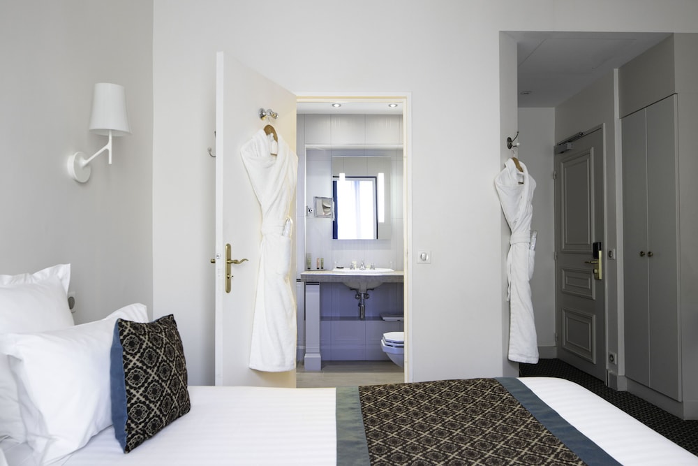 Superior Double room - Complimentary soft minibar, courtesy tray, Chromecast - Snacks, digital press photo 3