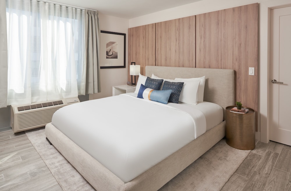 King Suite, Oceanfront (Self Check-in)