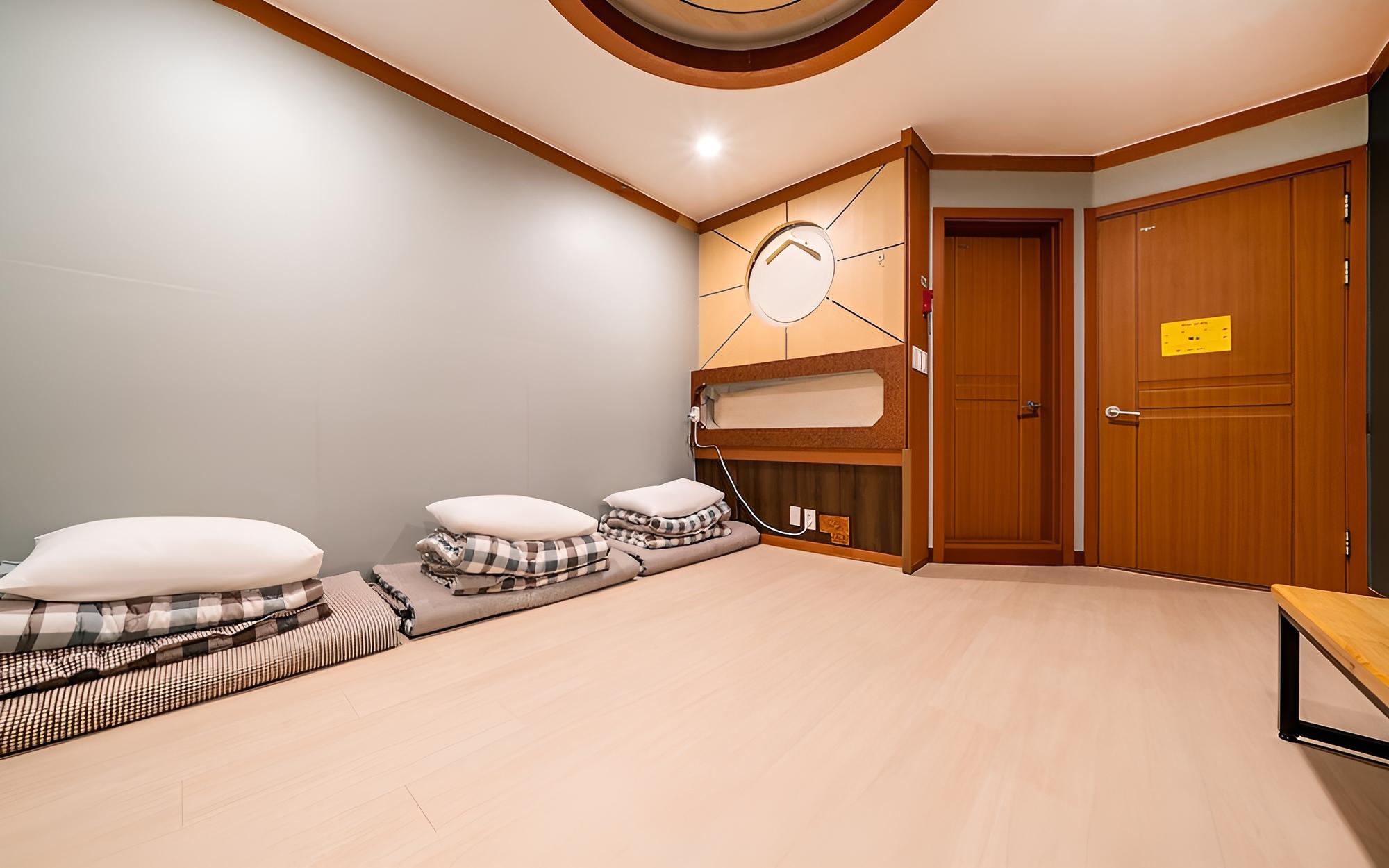 Room (Korean-style room (ondol Netflix Disn) photo 3