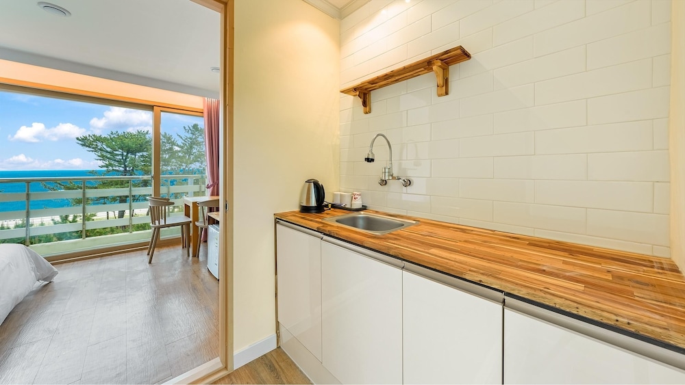 Basic Room, 1 Bedroom (301(Full Ocean View/No cooking)) - Photo 5