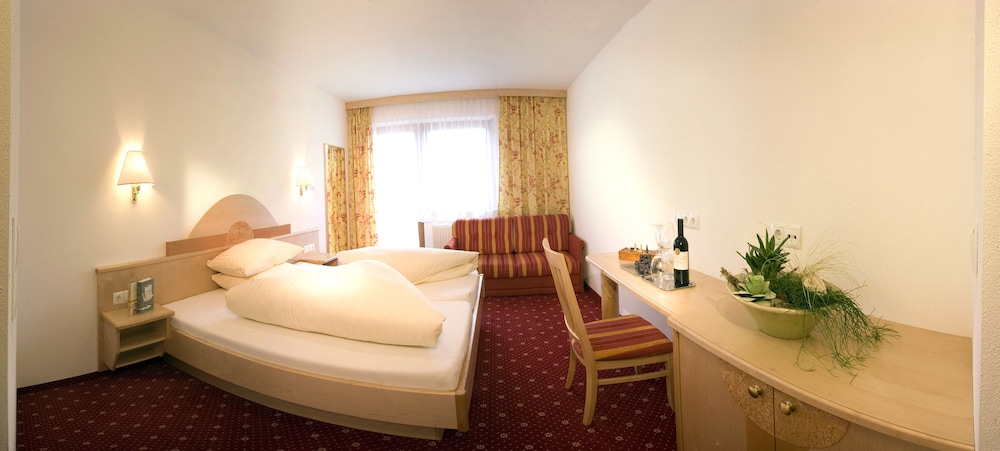 Basic Triple Room, Balcony, Valley View photo 1