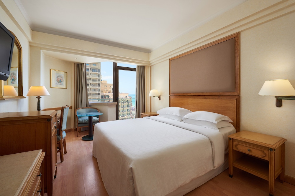 Room, 1 Queen Bed, Balcony, City View - Photo 1