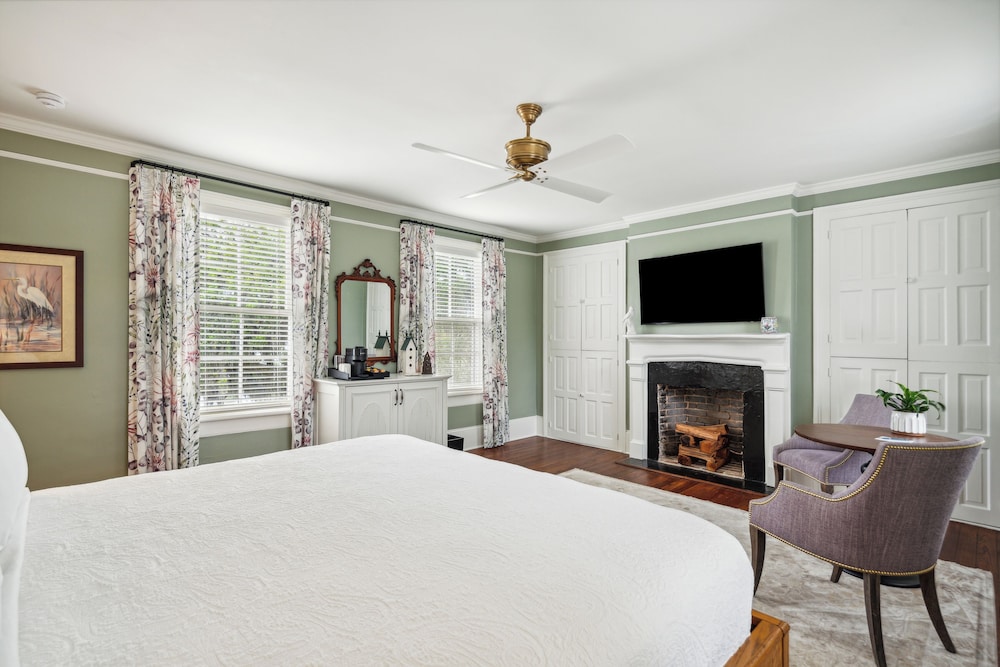 Premium Room, 1 Queen Bed, Bay View (Not Pet Friendly) photo 2
