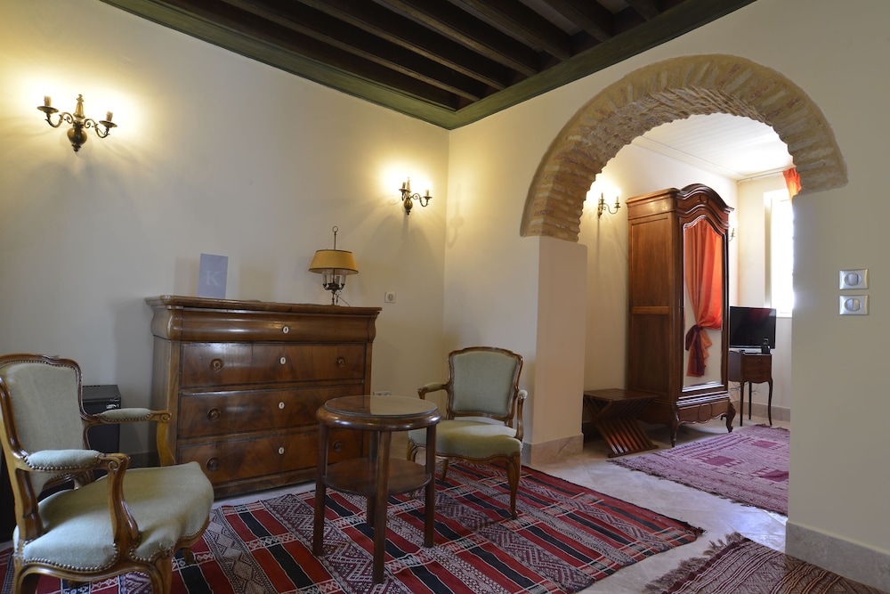 Traditional Room, 1 King Bed, Non Smoking (Single)