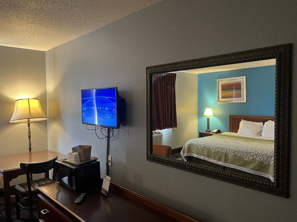 Standard Room, 1 King Bed, Non Smoking - Photo 5