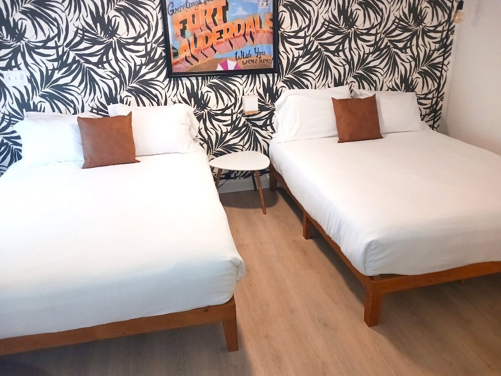 Room, 2 Queen Beds, Pool View photo 1