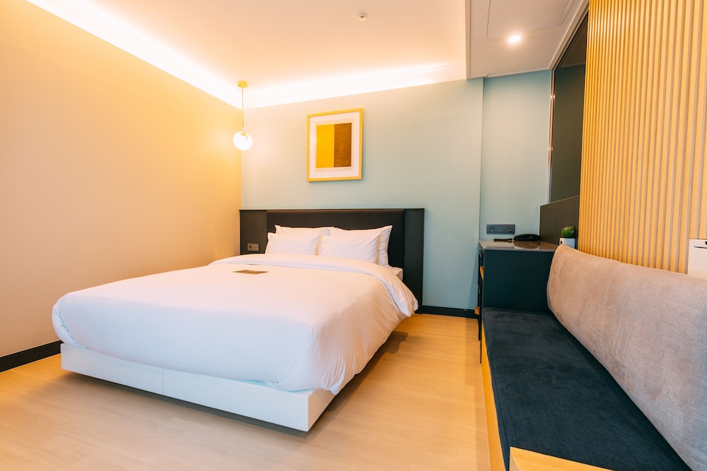 [Rooftop Heated Pool PKG] Standard  - 2 glasses of house wine + mini snack