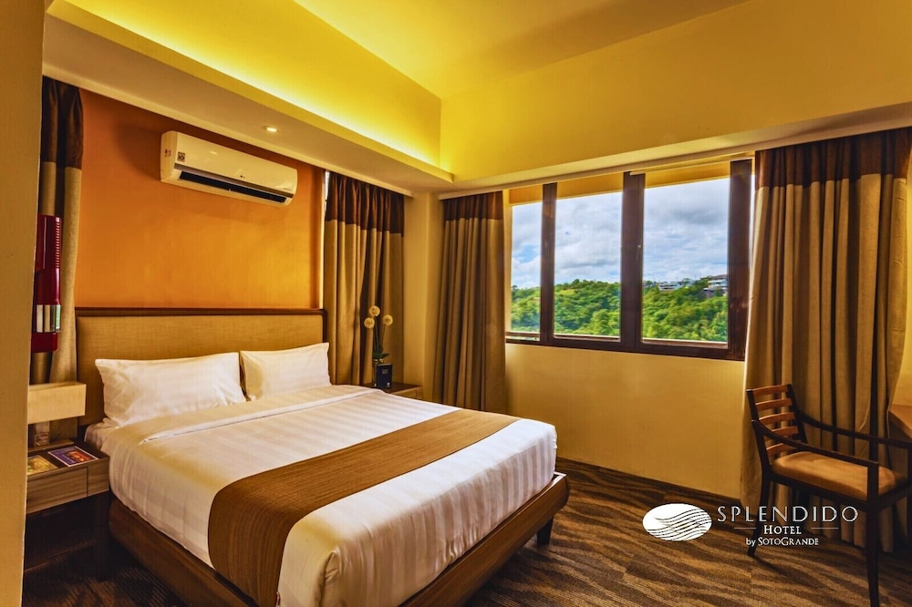 Superior Queen Bed with Mountain View