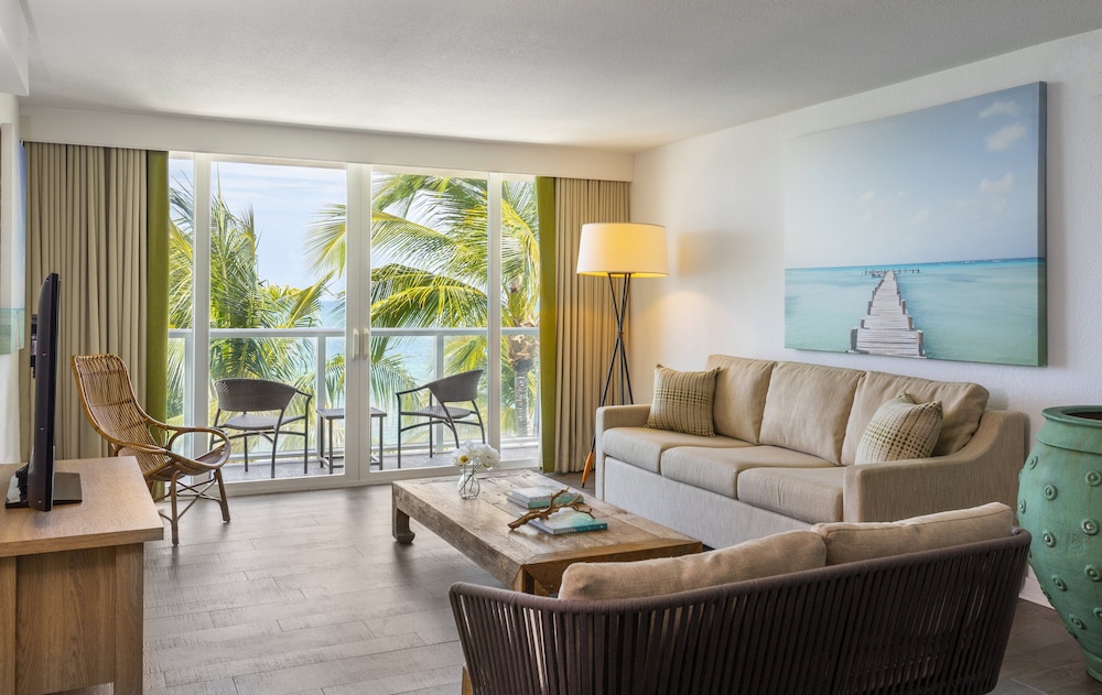 One Bedroom Oceanfront Suite Two Queens - Photo 2