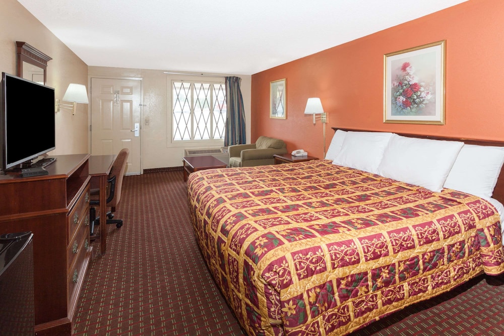Room, 1 King Bed, Non Smoking - Photo 1