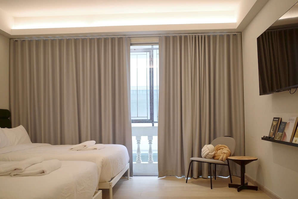 Design Quadruple Room, 2 Queen Beds, Balcony