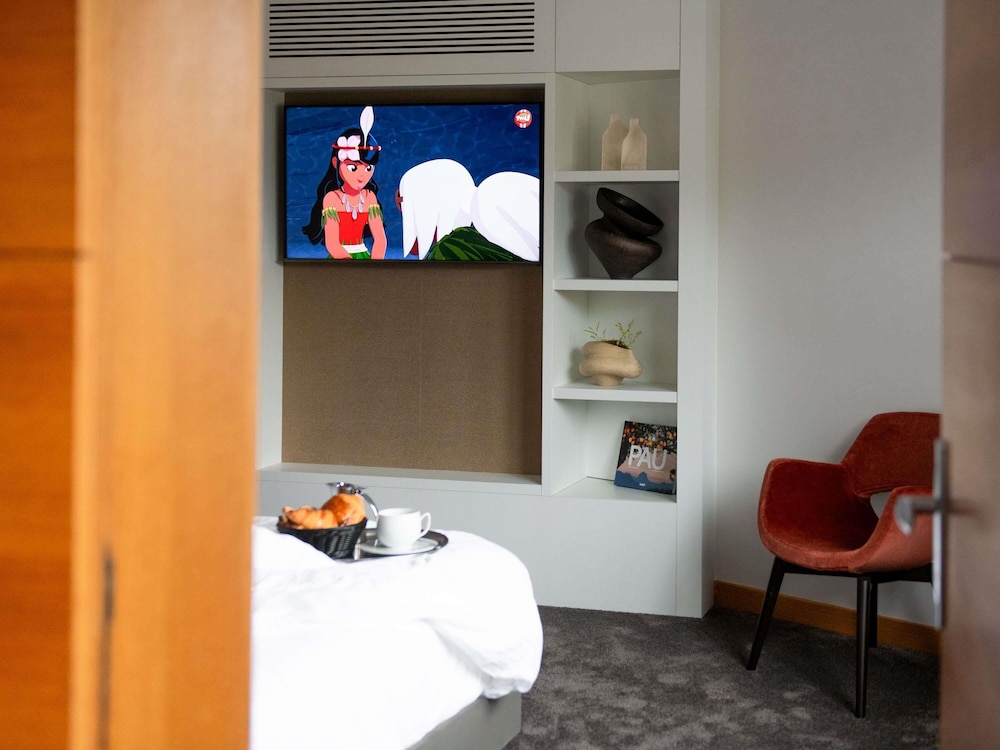 Family Suite, 1 King Bed with Sofa bed, City View - Photo 4