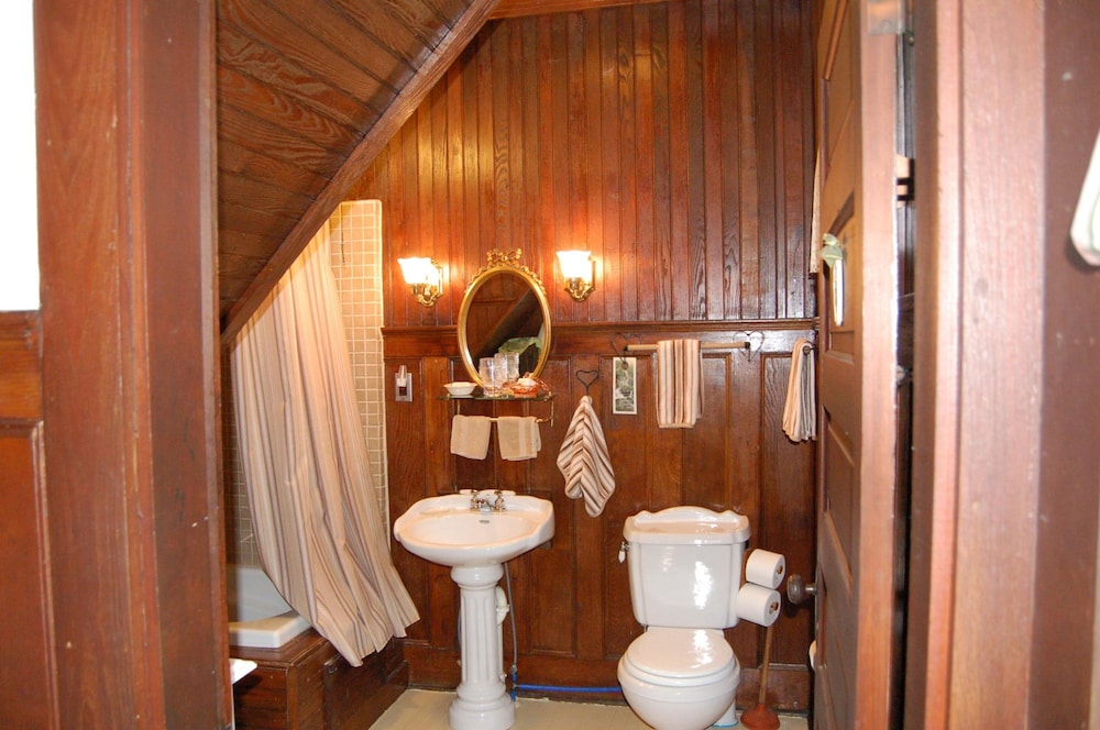 Superior Suite, 1 Queen Bed, Private Bathroom (Rambo) photo 2