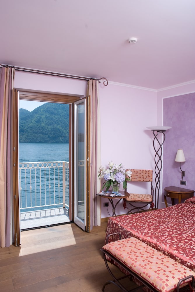 Double Room, Balcony, Lake View photo 2