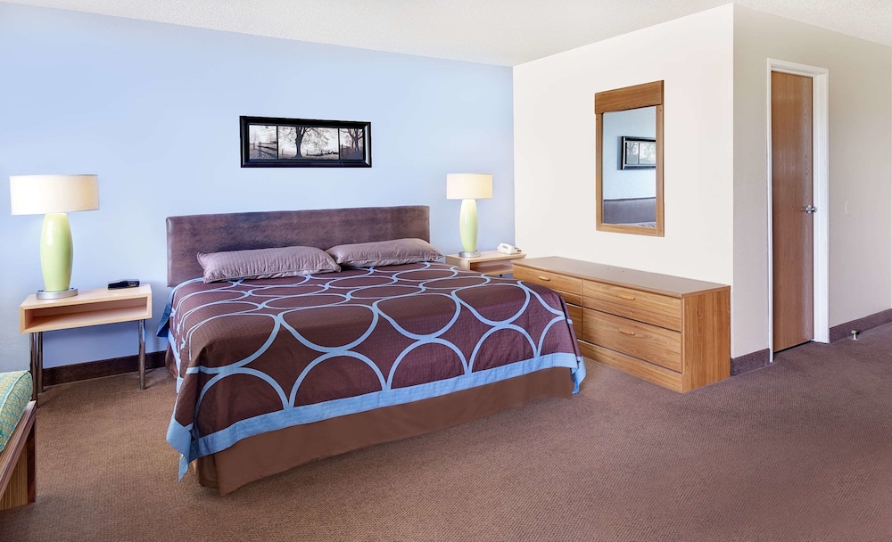 Deluxe Studio Suite, 1 King Bed, Non Smoking photo 3