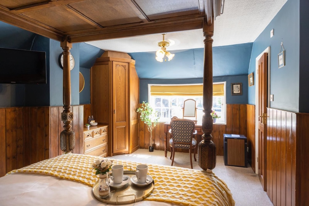 Superior Double Room, Ensuite (4 Poster Bed) photo 3