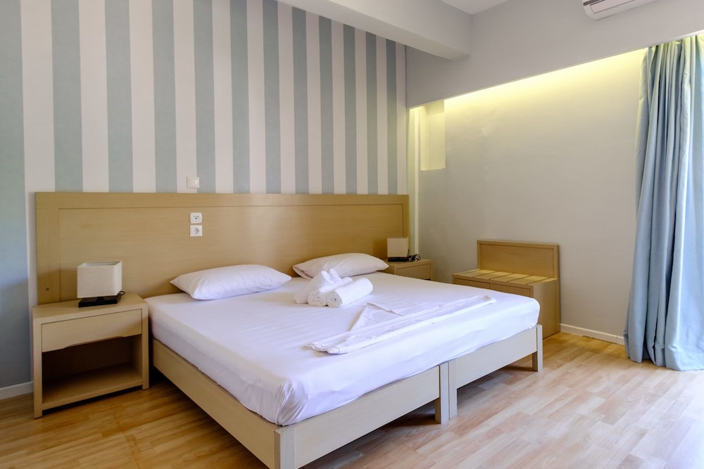 Classic Double Room, Multiple Beds, Non Smoking photo 1