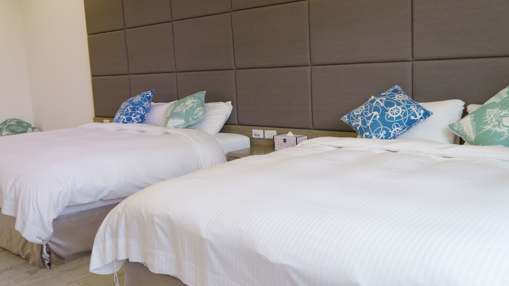 Family Studio Suite, Multiple Beds, Hot Tub, Courtyard Area photo 2