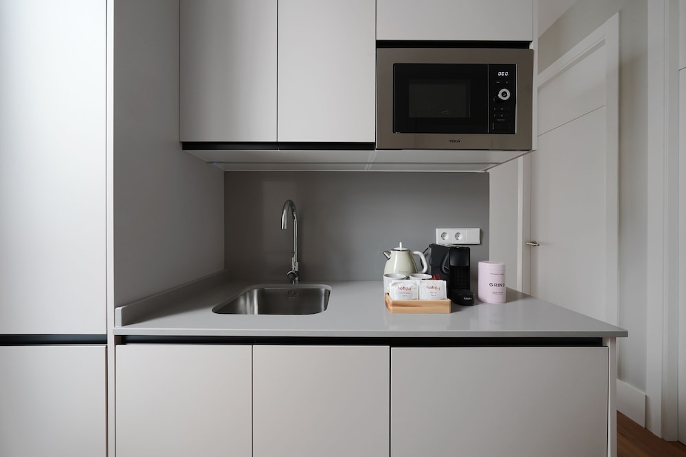 3 Bedroom Apartment with Balcony - Photo 10