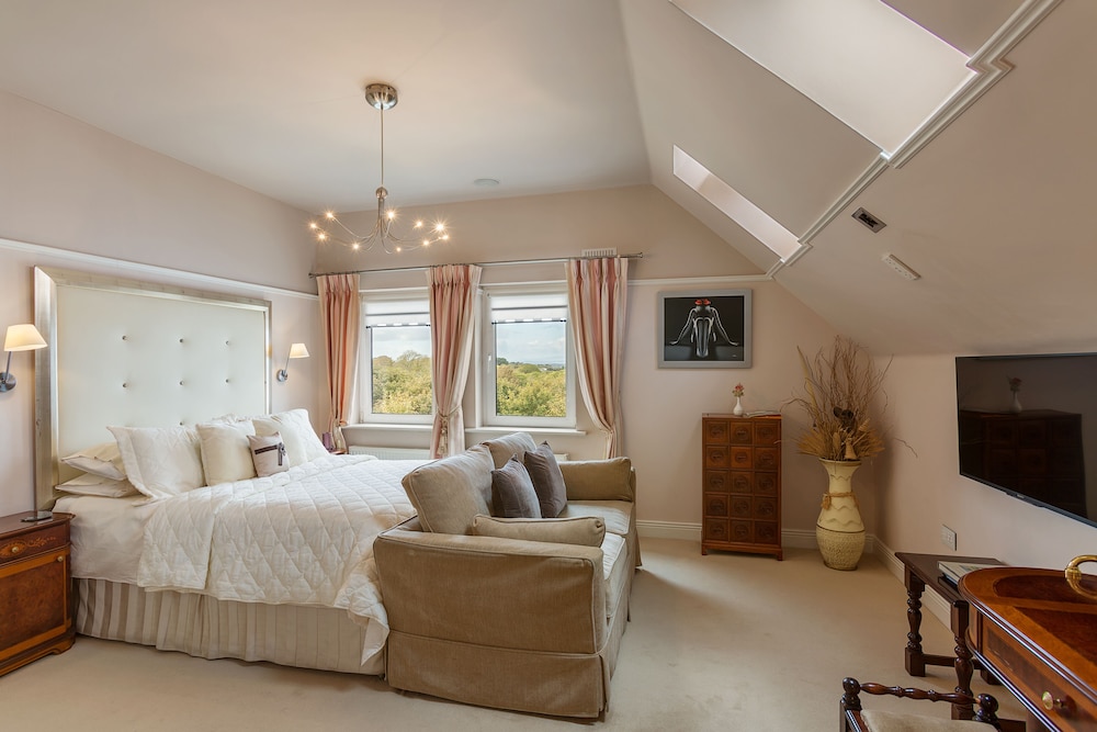 Suite, Ensuite photo 1