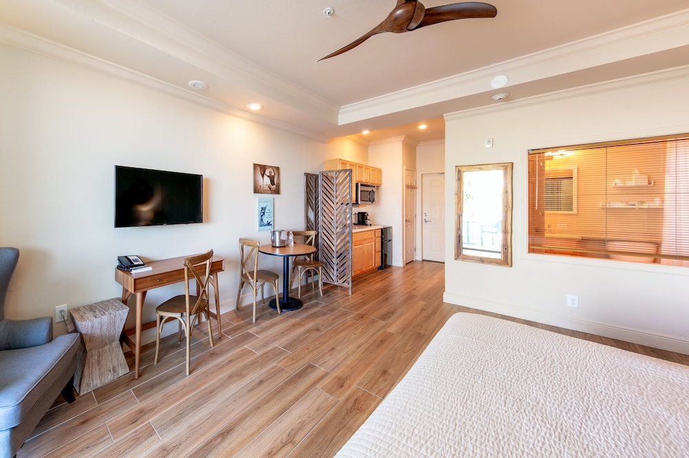 Accessible Premium Waterfront with King Bed Non-Smoking photo 1