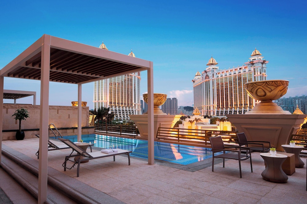 Executive Suite, 1 King Bed, Balcony (Retreat Pool Suite, Executive Lounge ) photo 1