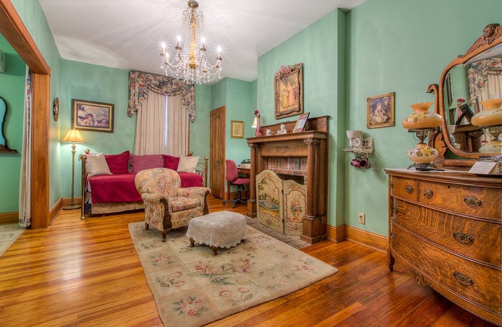 Tiffany Suite (2nd Floor Cushman-Colson House) Not Pet Friendly