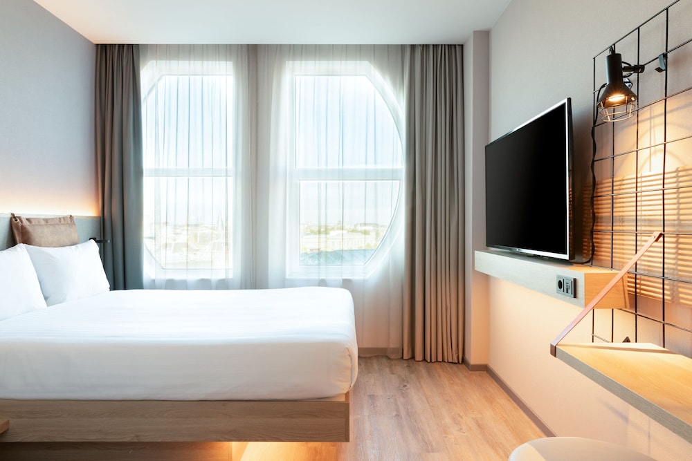 Room, 1 Queen Bed, City View - Photo 1