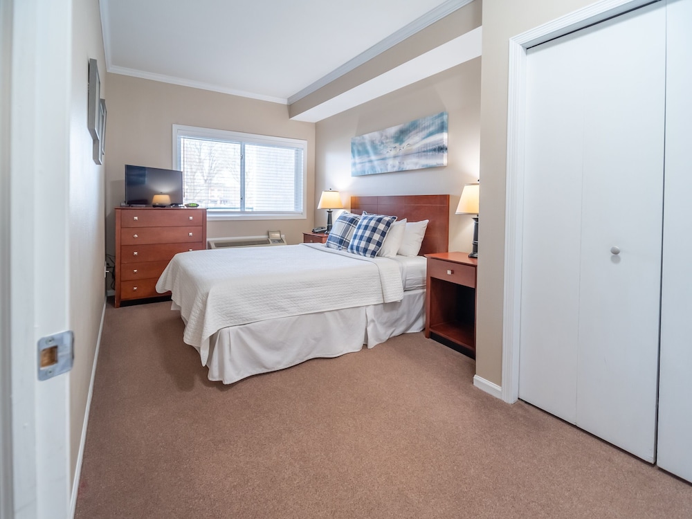 Commodore Suite- One Bedroom photo 3