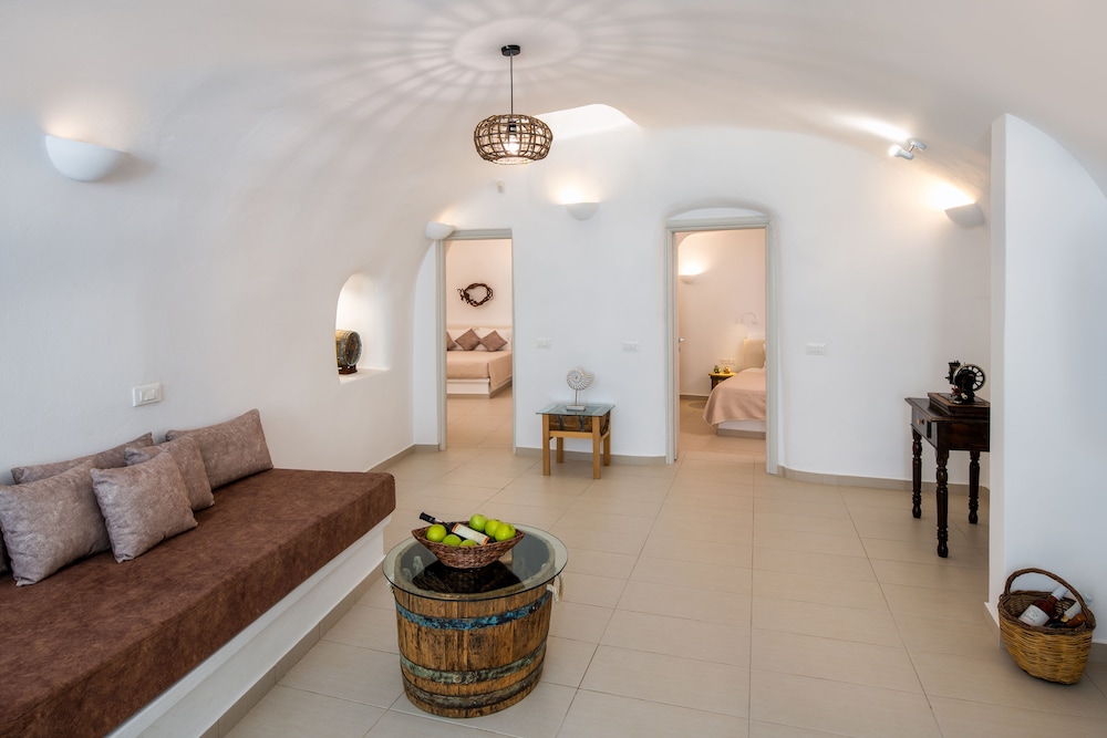 Two-Bedroom Suite with Outdoor Hot Tub (Ambelos)