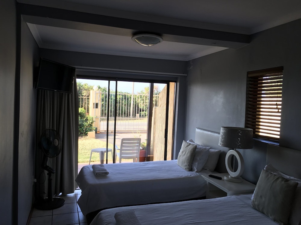 Standard Twin Room - Photo 2