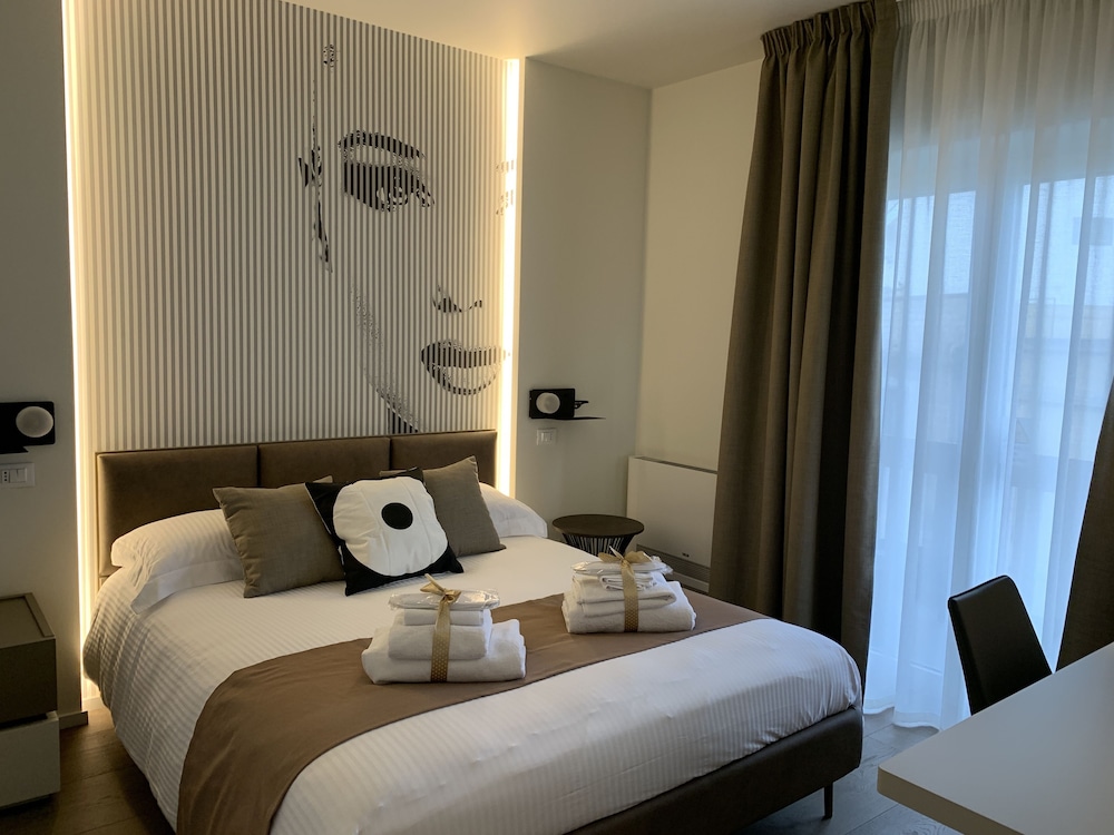Deluxe Double Room, Non Smoking, Ensuite (Glance) photo 2