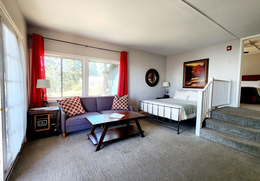 Deluxe Suite, 1 Bedroom, Kitchenette, Mountain View photo 3