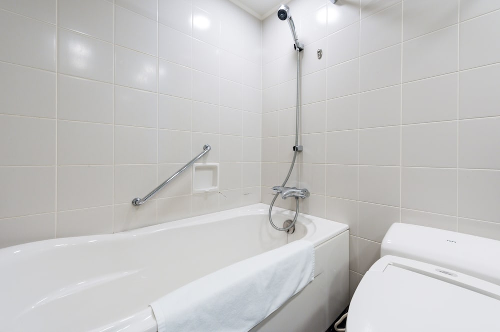Deluxe Triple Room, Non Smoking (Eco Plan - No Cleaning Service) - Photo 4
