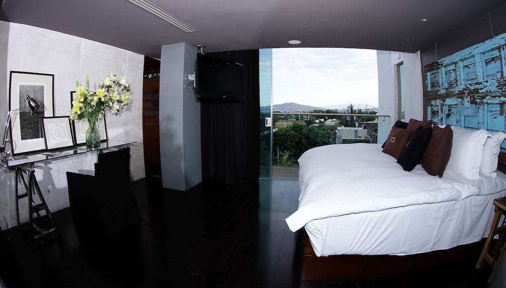 Premium Room, 1 King Bed - Photo 2
