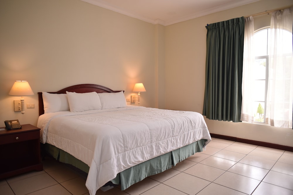 Suite, 1 King Bed, Kitchenette photo 3
