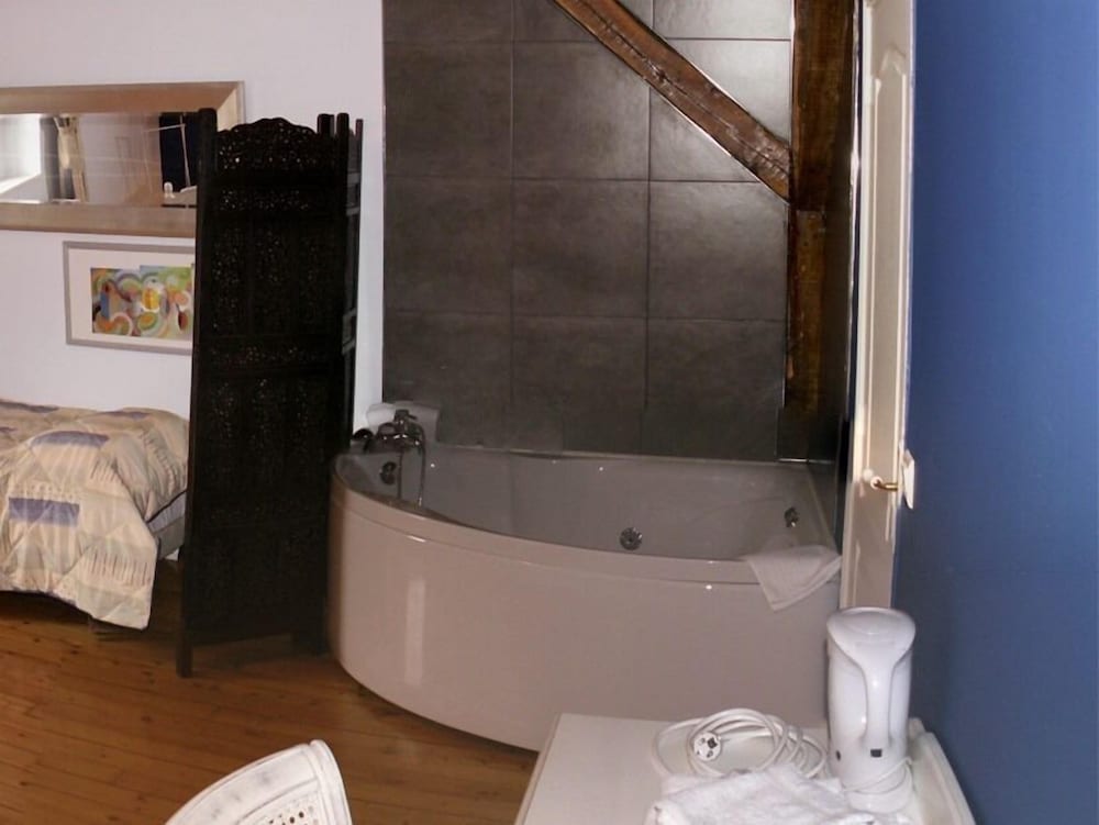 Classic Triple Room, Hot Tub (Iris) photo 3